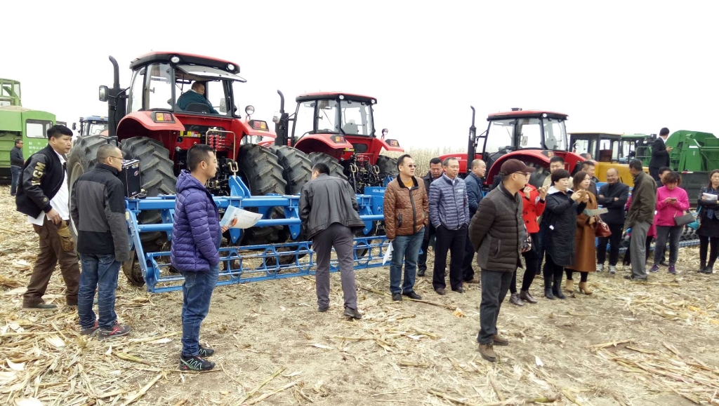 赢博国三大型拖拉机在黑龙江省深松深耕现场演示会上大放异彩