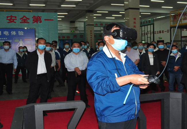 数百名公司先进员工在集数字、信息、电子、模拟于一体的智能安全体验馆进行模拟场景、事故模拟亲身体验